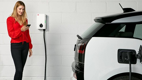 Hasta 22kW: ABB presenta su punto de carga doméstica para vehículos eléctricos