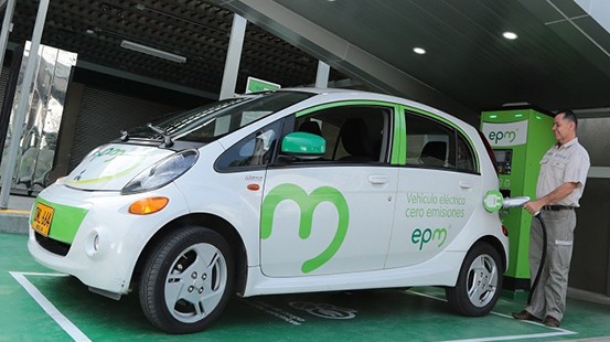 Medellín apuesta por la movilidad sostenible y presenta nuevos taxis eléctricos