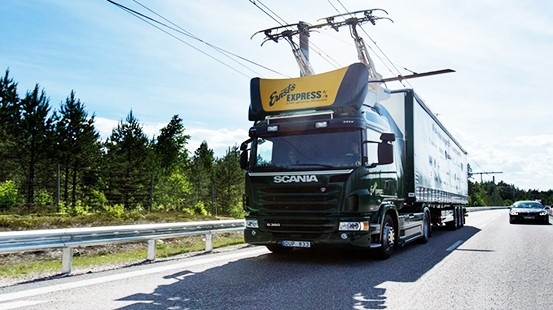 Alemania implementa autopista eléctrica que carga camiones mientras circulan