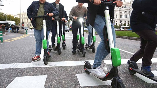 Francia regula la circulación de scooters eléctricos: solo podrán transitar por veredas permitidas
