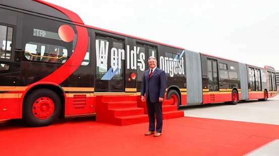 BYD presenta bus eléctrico de 27 metros, el más largo del mundo