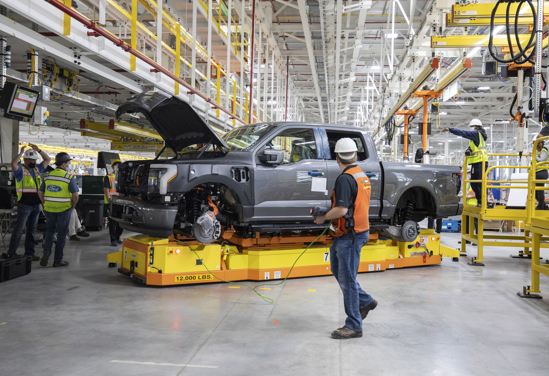Ford comienza la producción del F-150 Lightning y confirma el segundo modelo de camioneta eléctrica para 2024