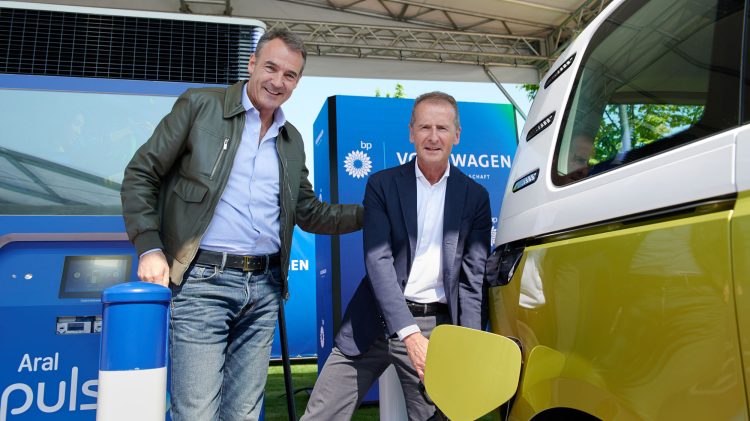 Volkswagen Group y bp lanzan una asociación estratégica para implementar rápidamente la carga rápida de vehículos eléctricos en Europa